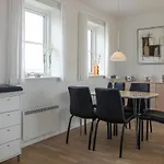 2 Bedroom Lovely In 아파트 알링에